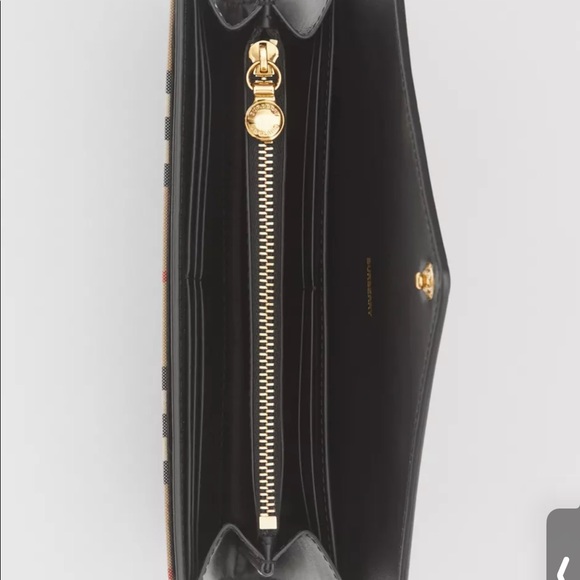 I no longer use the wallet. Basically new. - Picture 2 of 7